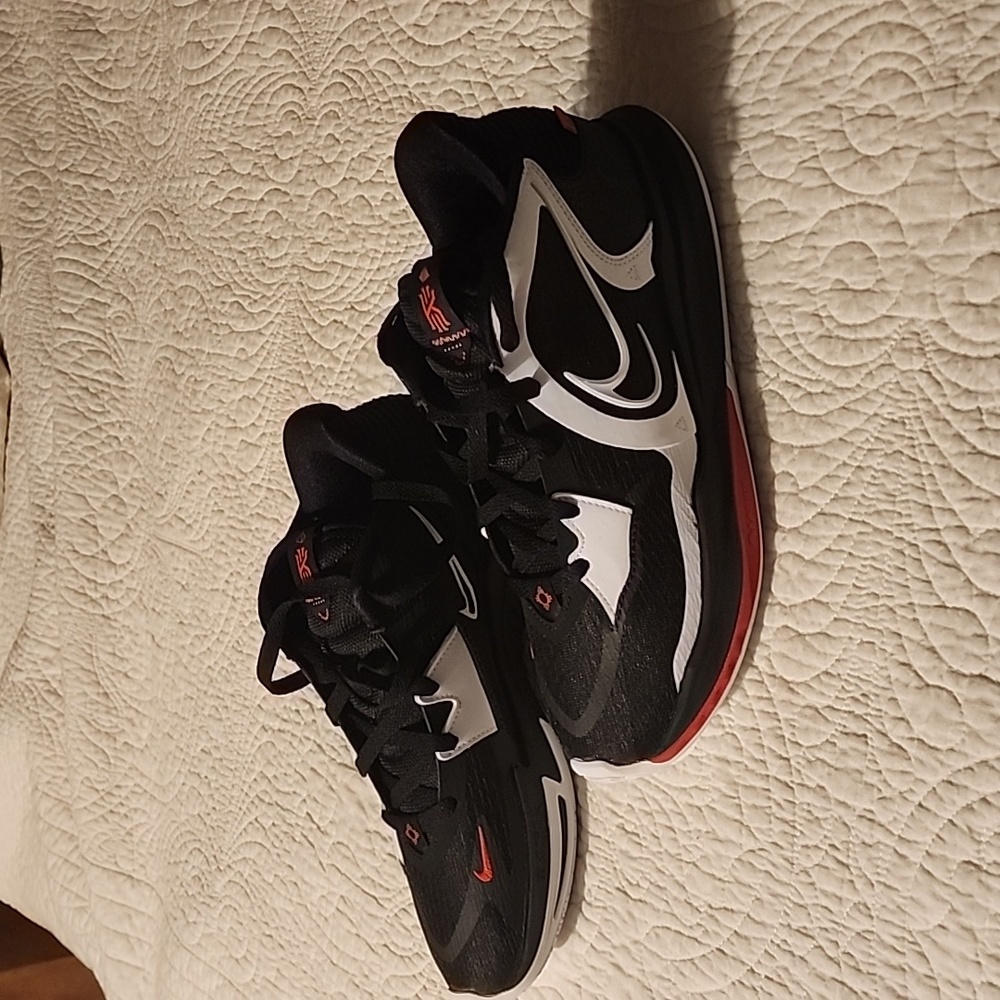 Nike Kyrie 5s - 8.5M